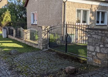 Schmiedeeiserne Zaun- und Toranlage